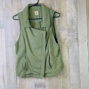True Craft Large Army Green Slant Zippered Front Vest with Zippered Pockets